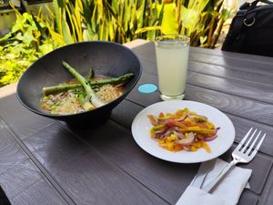 Ramen de vegetales con champiñones y espárragos, ensalada de vegetales y aguacate y limonada natural. at Pasiphiku Anapoima in Cundinamarca