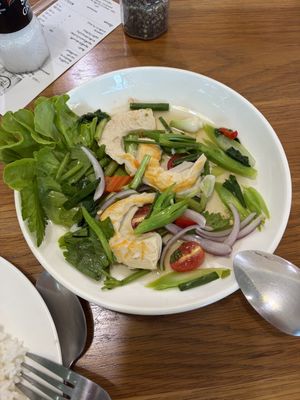 haben später Reis dazu bestellt, dann war es halbwegs okay  at Feel Good Cafe in Phitsanulok