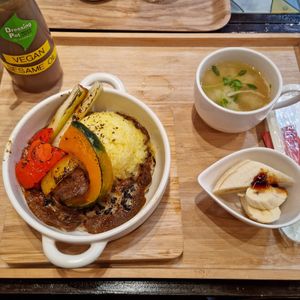 Curry y sopa de miso vegana at Mojikōi Cafe - もじこい in Fukuoka