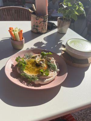 Matcha latte haver en cashew spread met rauwe groenten    at Encci Carvoiera in Carvoeiro