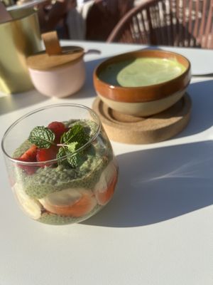 Chia pudding met matcha latte haver    at Encci Carvoiera in Carvoeiro