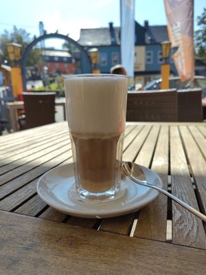 Latte Macchiato mit Haferdrink at Buntes Haus Seiffen in Kurort Seiffen
