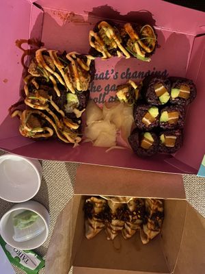 Sushi afgehaald, chicken terriyaki, maki zalm avocado en gyoza’s  at Vegan Sushi Bar - Arnhem in Arnhem