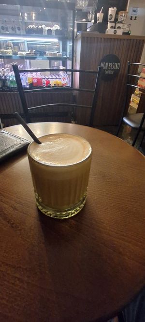 Vanilla latte com leite vegetal at Mon Bistro in Kotor