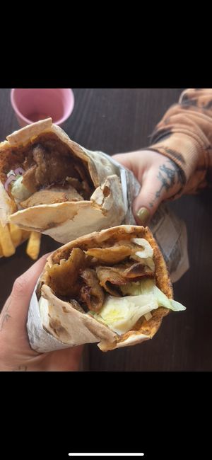 Turkse pizza met plantaardige kebab  at Efteling - Station De Oost: De Brutale Aap in Kaatsheuvel