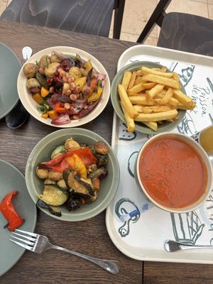 Links boven en onder: saladebar. Rechts onder: tomatensoep.   at Efteling - Kashba Restaurant in Kaatsheuvel