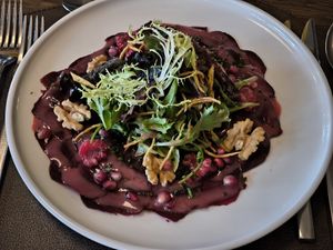 Rote Bete Carpaccio mit Walnüssen, Himbeeren, Granatapfelkernen, Salat und Himbeer-Vinaigrette at Hafenrestaurant Zum Kleinen Leuchtturm in Putbus