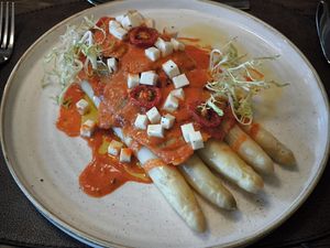Spargel mit Pilz-Ravioli, Veta und Tomatensauce at Hafenrestaurant Zum Kleinen Leuchtturm in Putbus