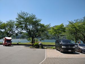 Le restaurant fait face au lac kawaguchiko at Roadside Station Katsuyama in Fujikawaguchiko