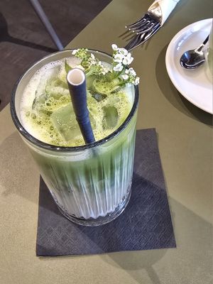 Iced Matcha mit Hafermilch at Café No. 5 in Cologne