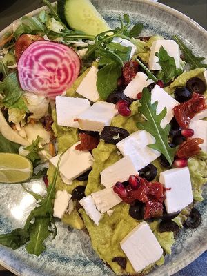 "Greek Avo & Feta" (Zwei Sauerteigbrotscheiben mit Avocado, veganer Feta, Granatapfel, Oliven und mehr) at Café No. 5 in Cologne