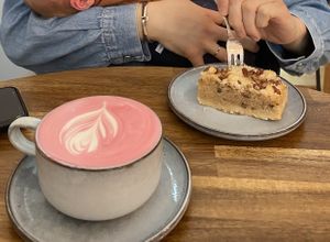 Vegan gebak en plantaardige melk voor in de warme dranken    at Bar Blom in Leuven