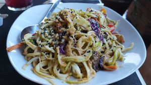 Espaguetis de calabacín con verduras al wok at The Wala Room in Torremolinos