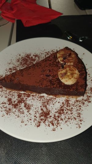 Deliciosa tarta vegana sin gluten de chocolate y platano con coco y dátiles at The Wala Room in Torremolinos