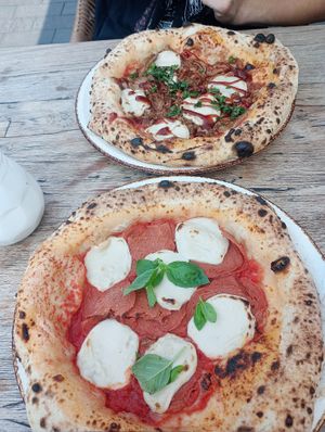 Vegan Salami & Vegan pulled porc Pizza. Was truly amazing (liked the Salami better tho) at 60 Seconds To Napoli in Cologne