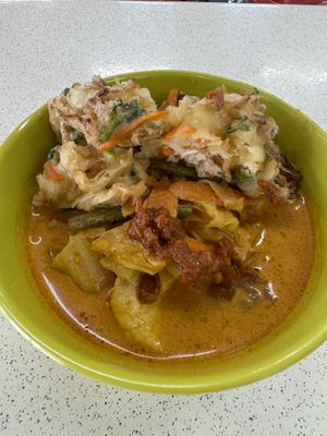 Lontong with a big fritter on top  at Tuo Yuan - 陀缘 in Central Singapore