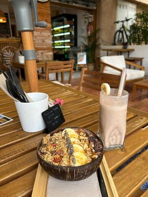 Snickers bowl en de Chocolate Protein at PLANT SHACK - Cala Mayor in Mallorca