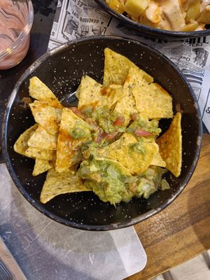 Nachos con pico de gallo y guacamole at Gastro Mercat in Gava