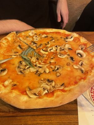 Vegan pizza funghi   at Portofino a Lupo in Alkmaar
