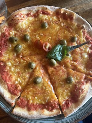 Pizza mit Oliven   at Portofino a Lupo in Alkmaar