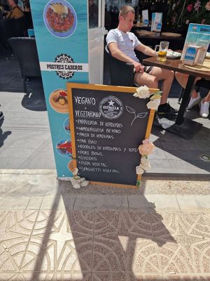 Outside board with vegetarian and vegan options at Me Da Igual in Calpe
