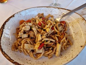 Nodddles tofu and vegetables at Me Da Igual in Calpe