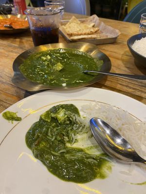 Palak Paneer (vegetarisch) und Zwiebel Naan im Hintergrund  at Namo Namo Ganga Impression - 恒河·印象印度餐厅 in Yangshuo