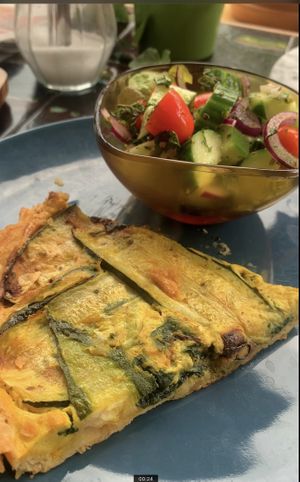 Zelfgemaakte vegan quiche met slaatje. Verrukkelijk. 🤌  at Noencafé in Oostende
