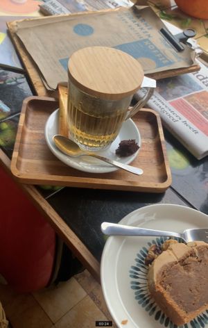 Hibiscus thee. Met vegan chocolade walnoot cake.  at Noencafé in Oostende