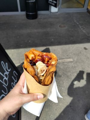 Bubble Waffel mit Schokosauce und Banane at Futterluke in Hamburg