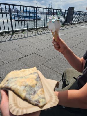 Crêpe mit Banane und Schokosauce und Eis at Futterluke in Hamburg