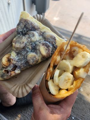 Links: Creme mit Schokosoße und Banane, Rechts Bubblewaffel mit Vanillesoße und Bananen at Futterluke in Hamburg