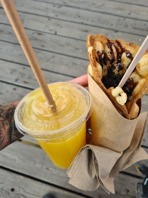 Frischer Orangensaft und Bubblewaffel mit Oreo und Schokosauce at Futterluke in Hamburg