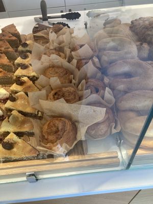vegan cruffins filled with apple or chocolate  at Bäckerei BioKaiser - Berger Straße in Frankfurt