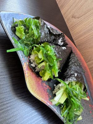 This is temaki verde with avocado, cucumber, goma, and wakame plus sushi rice. Super yummy and vegan of course! 💚  at YI SUSHI in Bastia Umbra