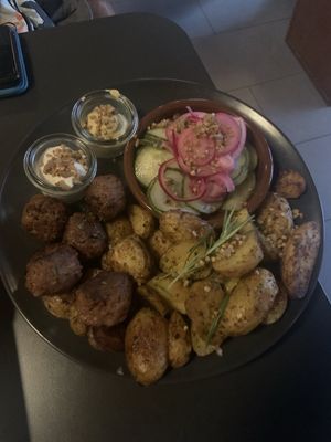 Vegan meatballs with potatoes and cucumber salad at Dieter B. in Mainz