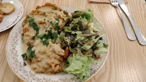 Gaufre pois chiche avec une purée et salade at Cabaïtan in Lyon