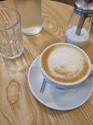 Cappuccino with oat milk (organic) at Cabaïtan in Lyon