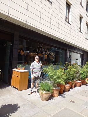 Location handy for Victoria rail and coach stations at Mildreds - Victoria in South West London