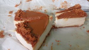 Tarta de queso vegano con crema lotus. Una delicia. at AMONA Basque Vegan food in Pamplona