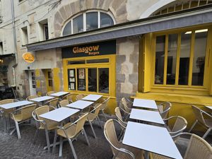 Front and outdoor seating at Glasgow Burgers in Nantes