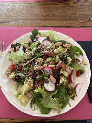 Vegan goed gevulde salade met robuust brood  at CHALAZA in Valkenburg
