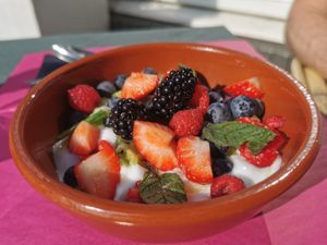 Cocos yoghurt met vers fruit. at CHALAZA in Valkenburg