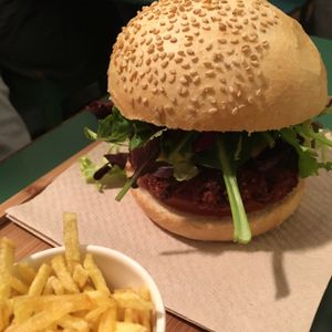vegan burger of the day - beetroot at Quinoa in Barcelona