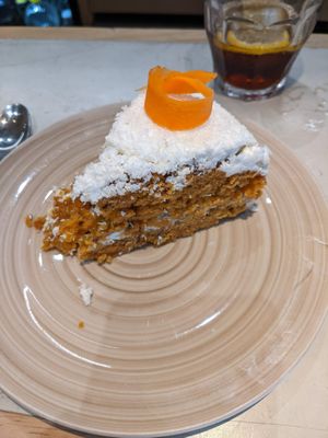Carrot coco cake (5,00€) - 4.5/5. Perfect texture. Good taste. at Quinoa in Barcelona