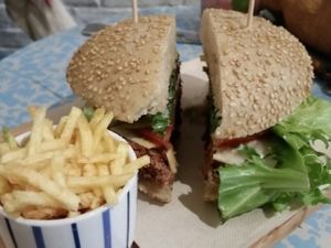veggie burger at Quinoa in Barcelona