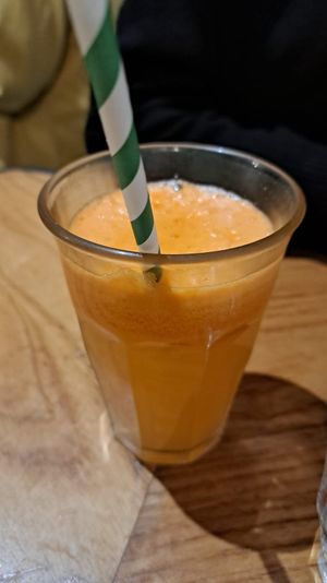 Suc boníssim de taronja, poma, pastanaga i menta at Quinoa in Barcelona