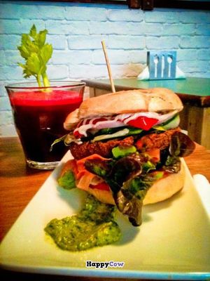 hamburguesa de lentejas,romero y zanahoria con pimiento del piquillo y alioli & zumo de manzana, remolacha y jengibre at Quinoa in Barcelona