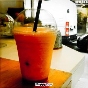 zumo para llevar de melon, naranja y zanahoria at Quinoa in Barcelona