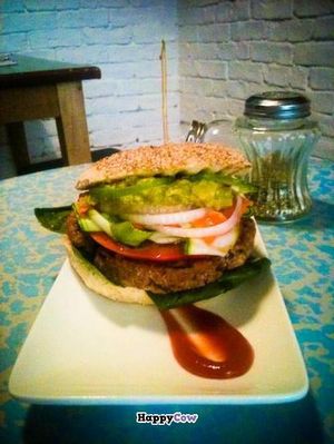 hamburguesa de alubias rojas con verduritas, espinacas y guacamole at Quinoa in Barcelona
